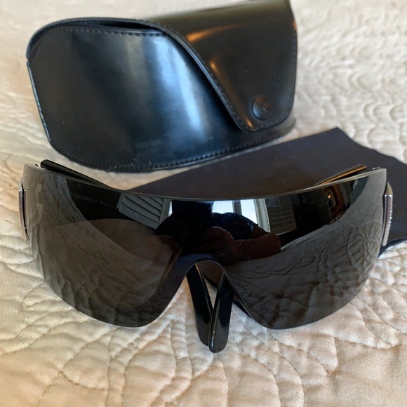 CHANEL Accessories - CHANEL 😎 Crystal CC Logo Sunglasses